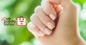 hermosas manos con uñas fuertes y sanas